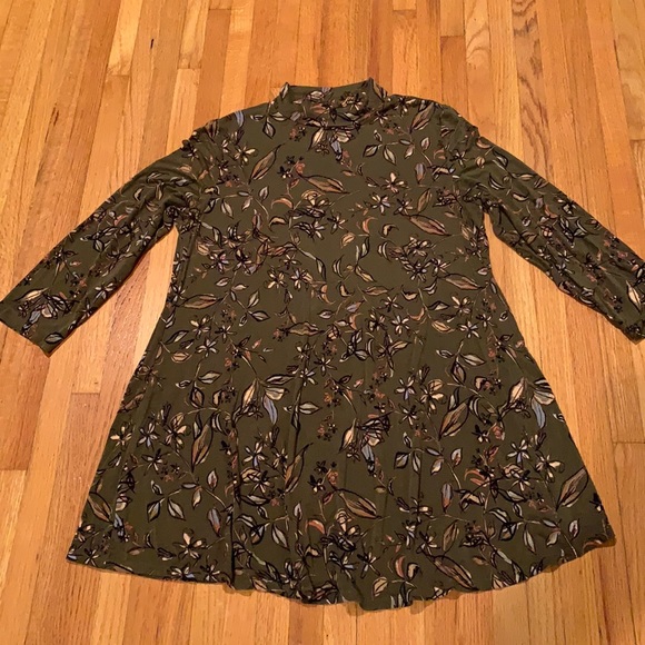 LOGO by Lori Goldstein Super Soft Flowy Green Floral Tunic Top